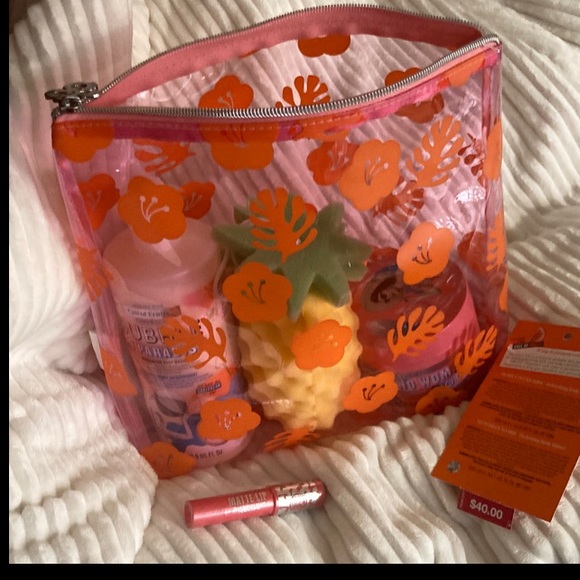 2 day only Soap and glory gift set- includes able bag sponge 2 freebies! New! - Picture 1 of 8